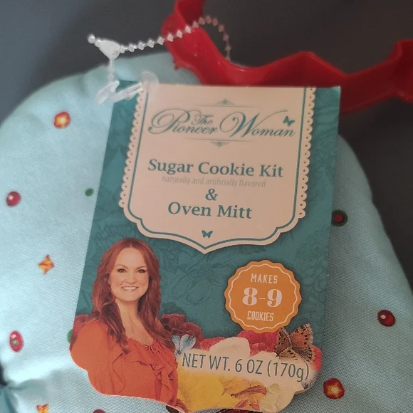 The Pioneer Woman Christmas Oven Mitt with Truck Design NWT - Picture 4 of 5